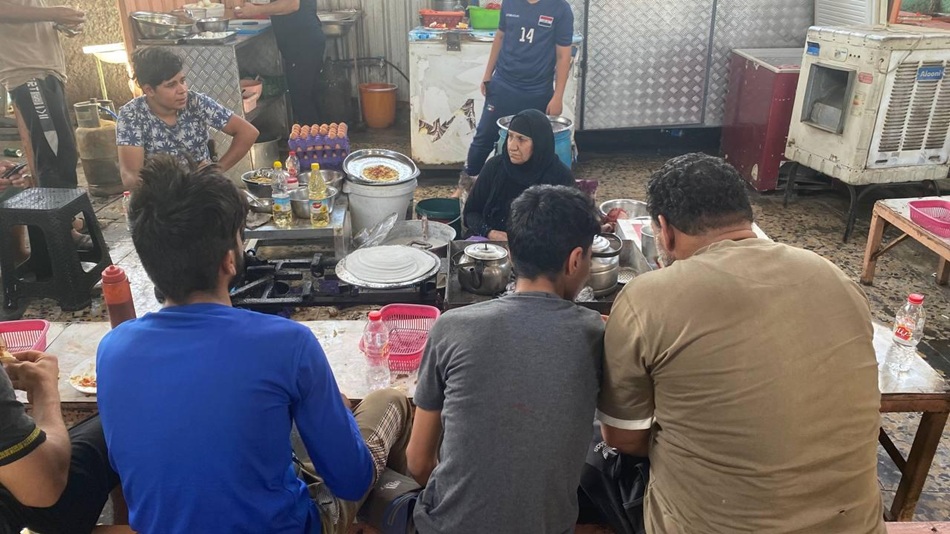 عمال يجلسون لتناول الطعام.jpeg