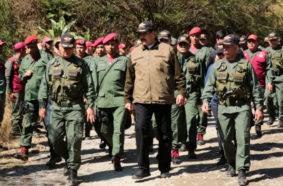 وسائل إعلام فنزويلية الرئيس نيكولاس مادورو، أشرف على تدريبات ومناورات عسكرية في ضواحي العاصمة كاراكاس.jpg