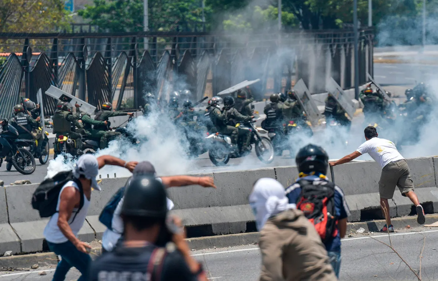 تظاهرات ضد الحكومة عام 2019 (غيتي).png