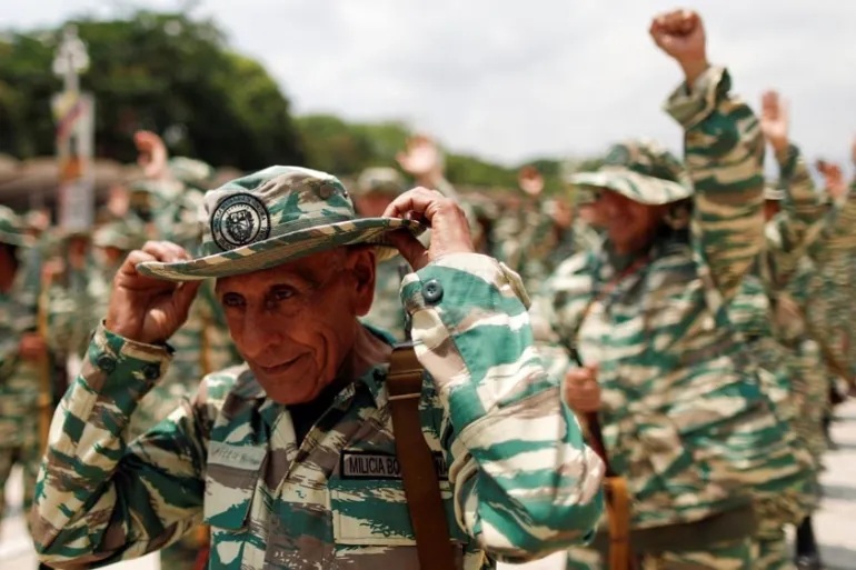أصبحت الميليشيا المدنية الفنزويلية رسمياً جزءاً من الجيش الوطني (رويترز)