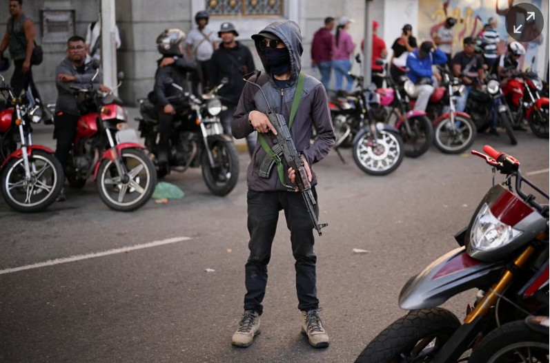 بالزي العسكري (أ ب)