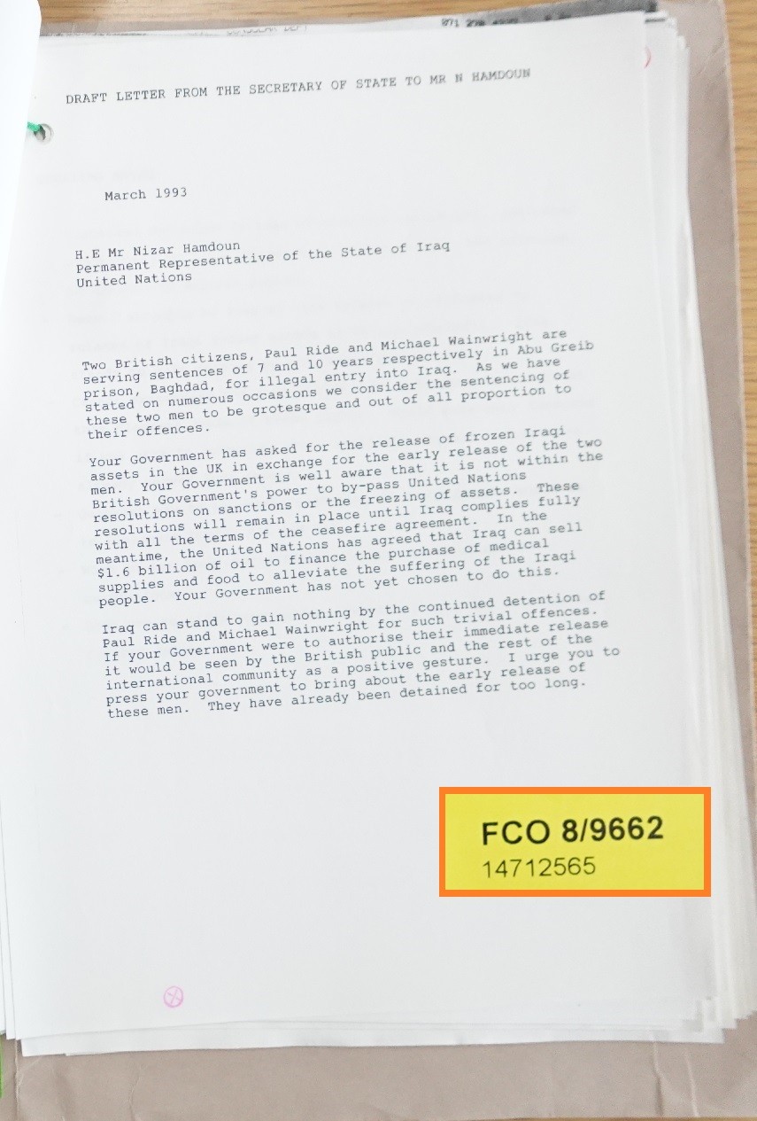 إحدى المراسلات الموجهه لمندوب العراق لدى الأمم المتحدة نزار حمدون تحمل رفض بريطاني لطلب صدام رفع العقوبات.jpeg