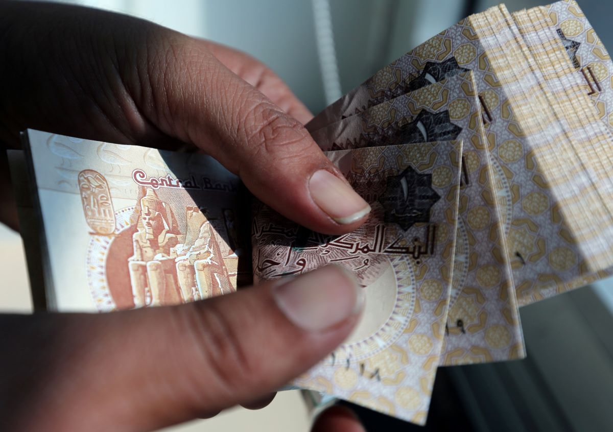 2016-10-25T120000Z_1303598746_S1AEUJAHYBAA_RTRMADP_3_EGYPT-CURRENCY-AUCTION.JPG