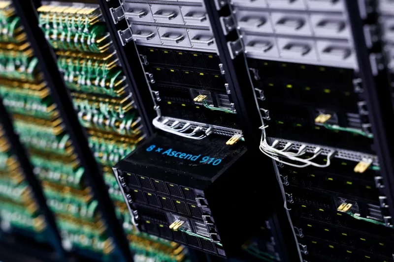 رقاقات الذكاء الاصطناعي ظهرت خلال مؤتمر للتكنولوجيا في تونغكزيانغ، الصين، بتاريخ نوفمبر 2025 (رويترز)