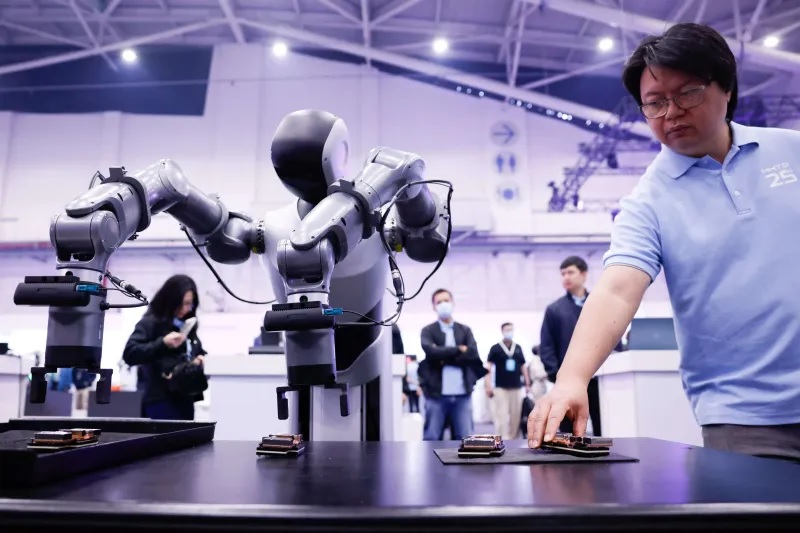 روبوت يستعرض أثناء حدث تكنولوجي في مدينة تايبيه، تايوان، بتاريخ نوفمبر 2025 (رويترز)