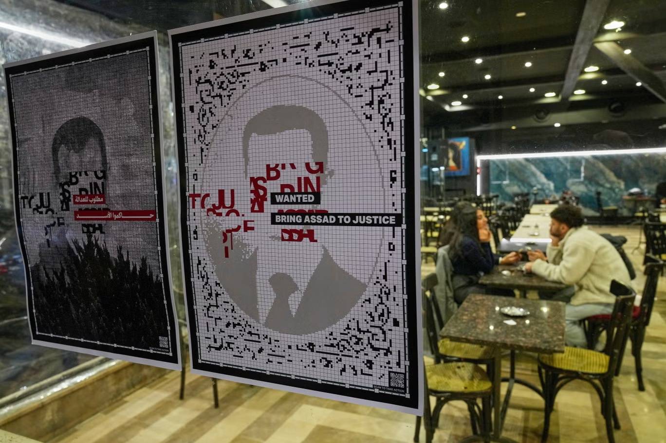 ملصقات تطالب بمعرفة مكان بشار الأسد بعد عام من فراره من سوريا (أ ب)