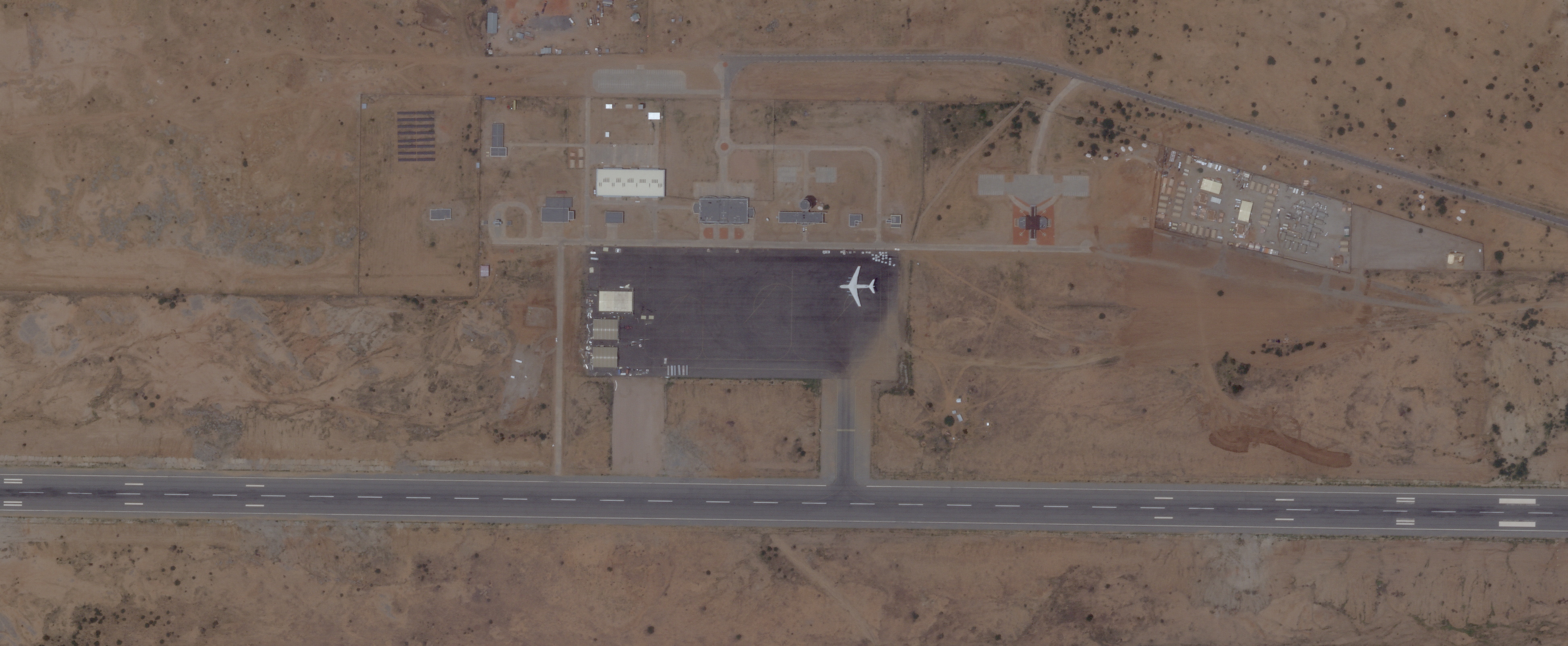 طائرة شحن عسكرية إماراتية في مطار أمجراس التشادي رويترز.JPG