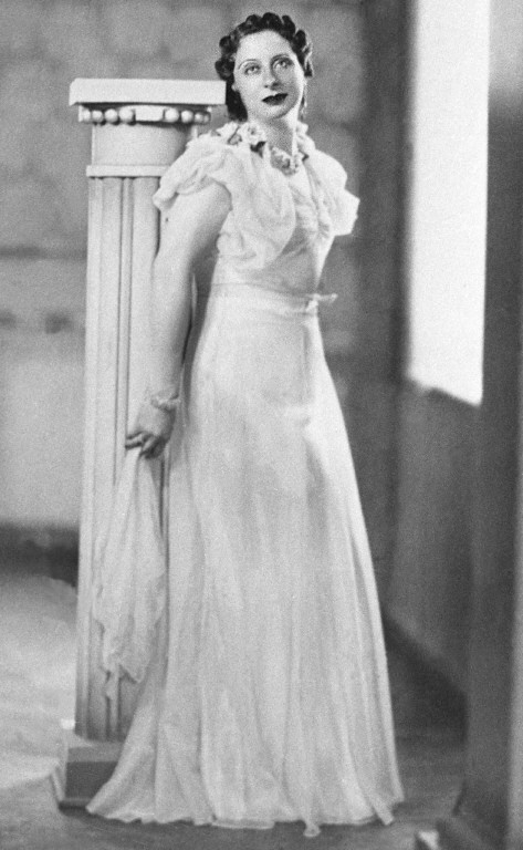 AFP__19991203__APP1999120355956__v2__MidRes__EgyptDanceMassabni (1).jpg