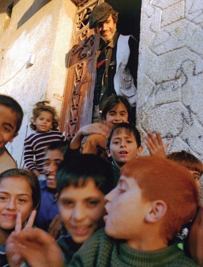مع أطفال في غزة عام 2005 (مواقع التواصل).jpeg