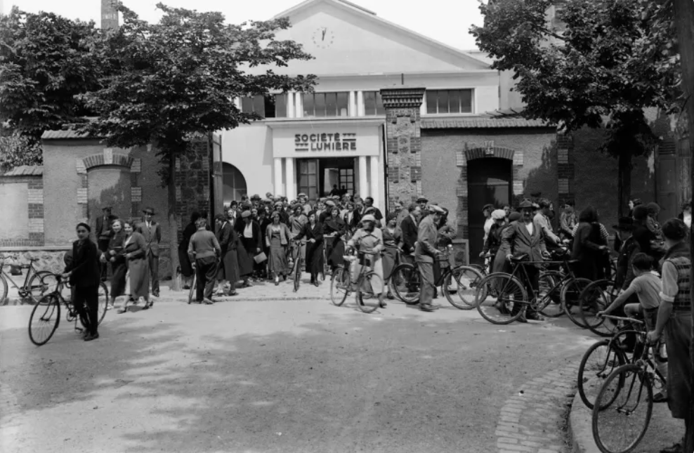 لقطة من فيلم صوّر عام 1895 وهي من أولى اللقطات في السينما (معهد لوميير).png