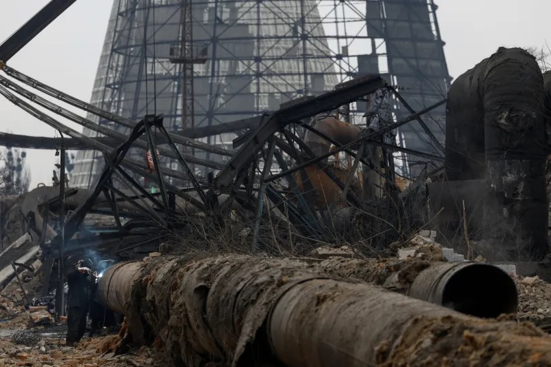 إصلاح أحد الأنابيب في محطة دارنيتسيا لتوليد الطاقة الحرارية في كييف، فبراير 2026 (رويترز)