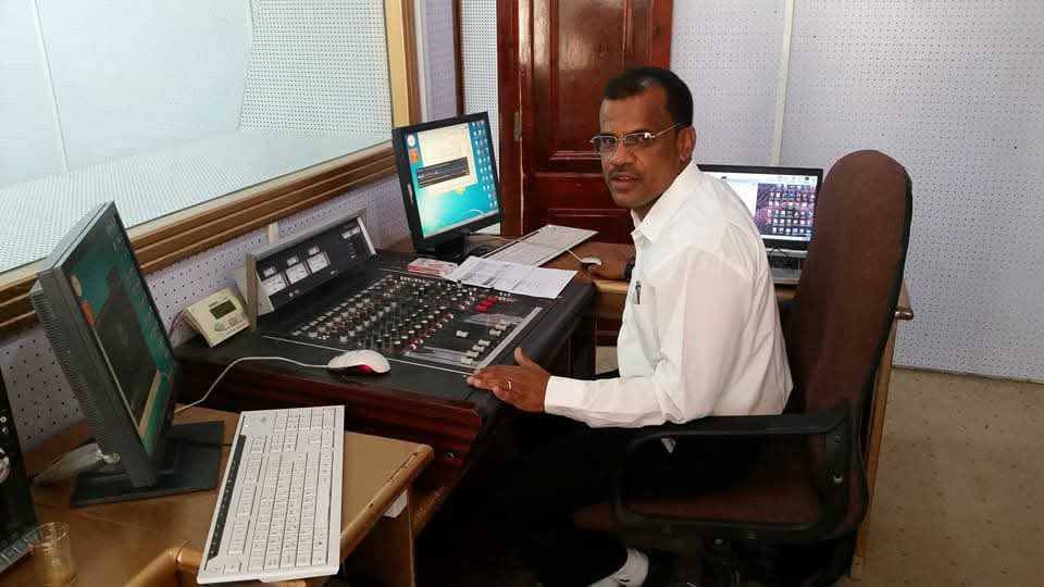 حين كان الأذان يعبر الأثير في جنوب اليمن