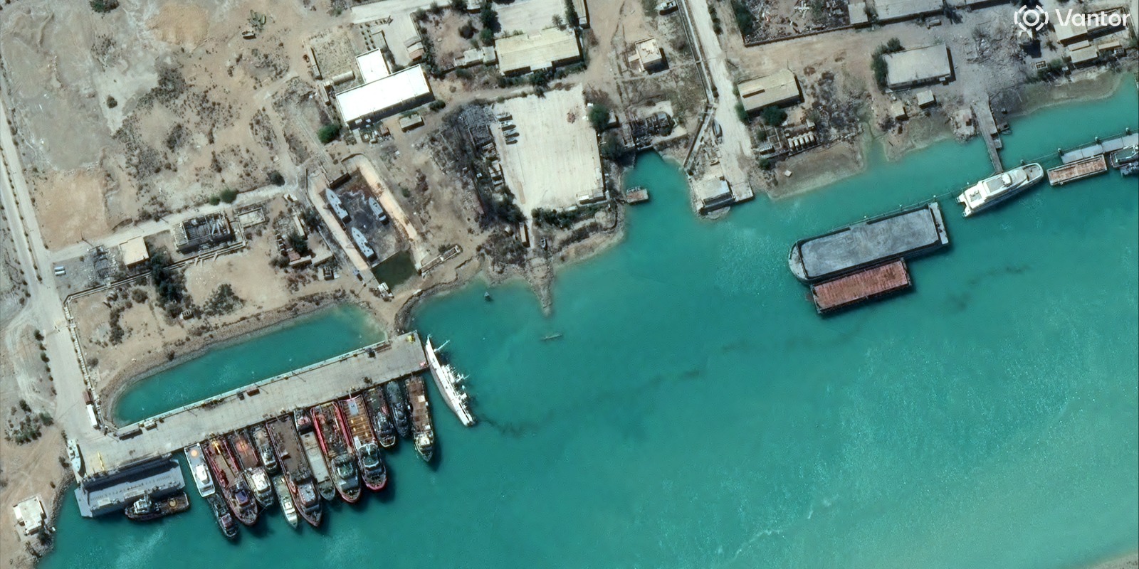  تصاعد الدخان من مبنى مرتفع في مدينة الكويت بعد هجوم بطائرة مسيرة، 8 مارس 2026.