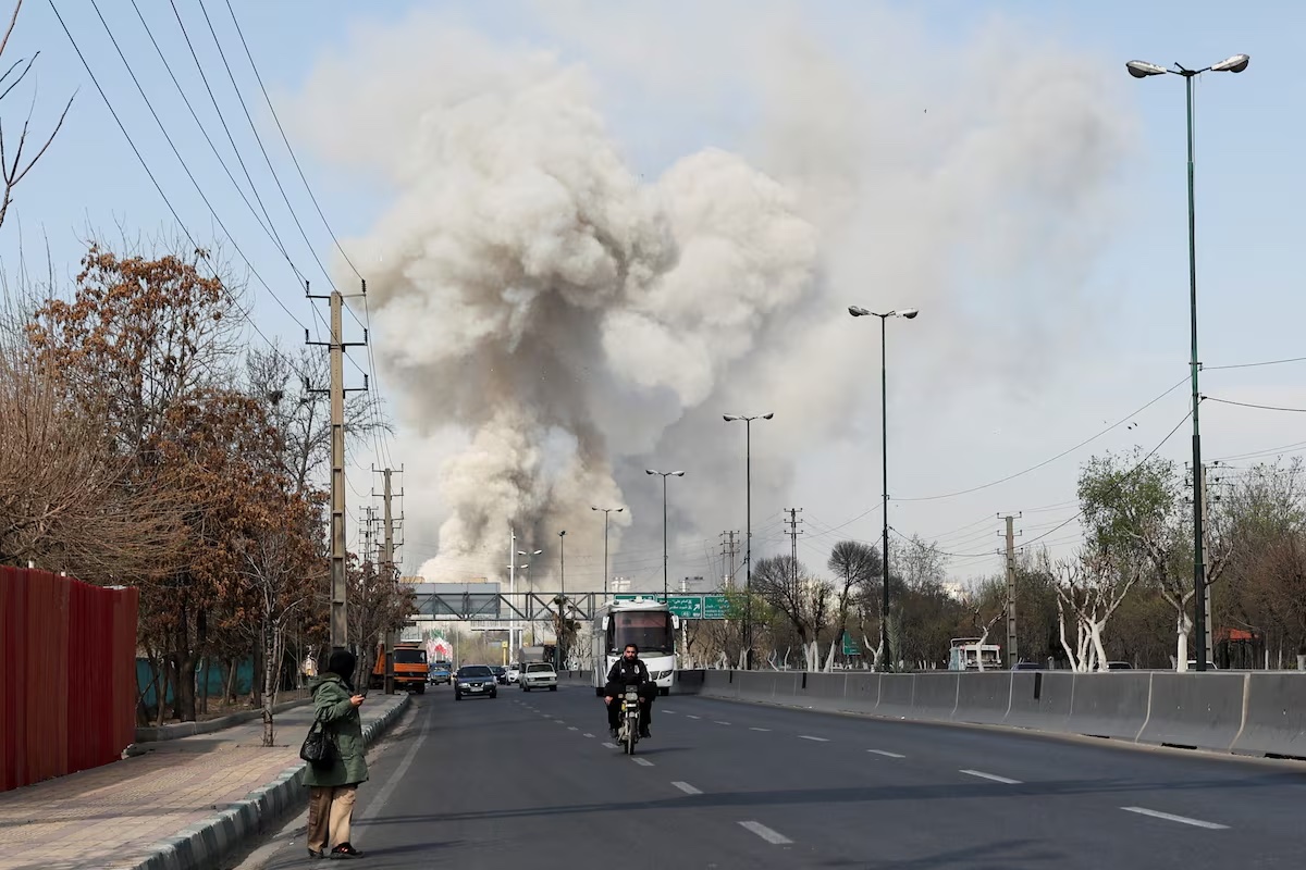 تصاعد الدخان بعد انفجار في طهران، إيران، في ظل الصراع الأميركي-الإسرائيلي مع إيران، 5 مارس 2026 (رويترز).jpeg