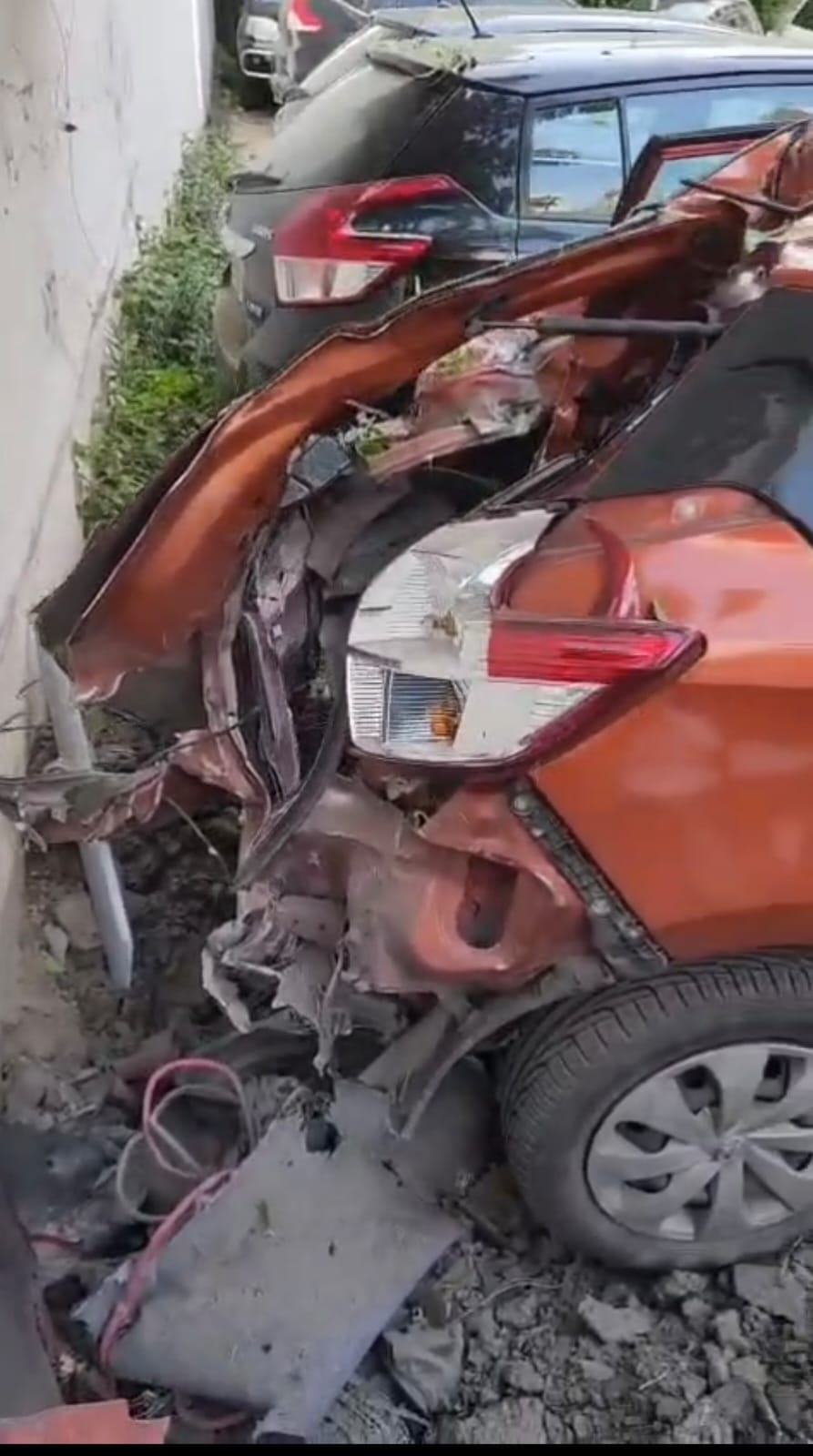 3-السيارة التي تدمرت بسبب مقذوف المناشير في الحمرا أمس- وسائل تواصل.jpeg