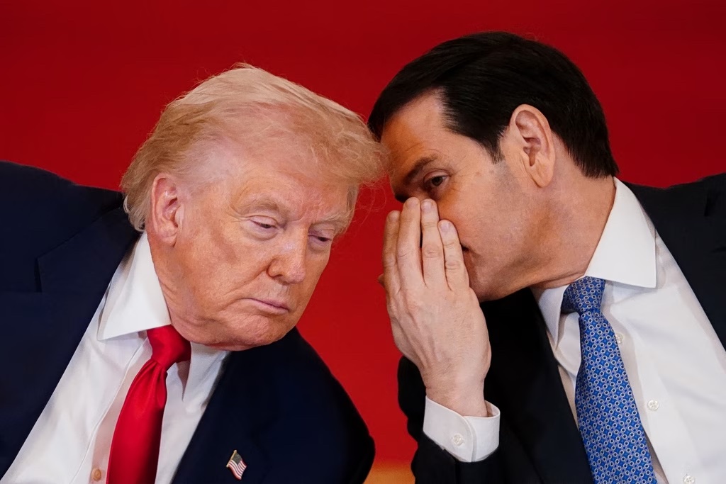 ترمب وروبيو خلال اجتماع مائدة مستديرة في البيت الأبيض  (رويترز)