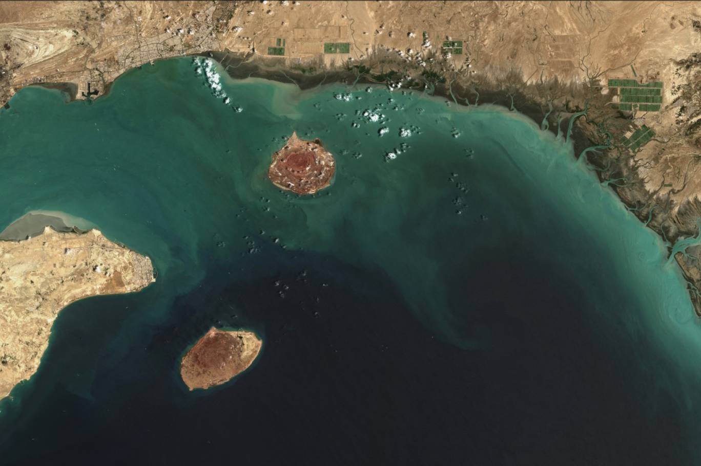 يمر عبر المضيق نحو خمس إجمال استهلاك العالم من النفط (أ ف ب).jpeg