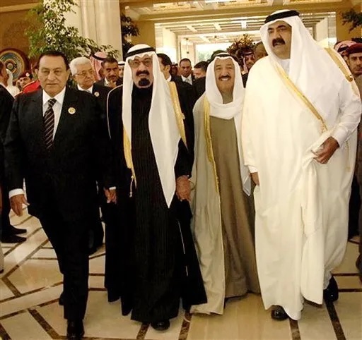 الرئيس مبارك والملك عبد الله والشيخ صباح الصباح والشيخ حمد بن خليفة خلال القمة الاقتصادية العربية في الكويت عام 2009 (أ ب) .jpeg