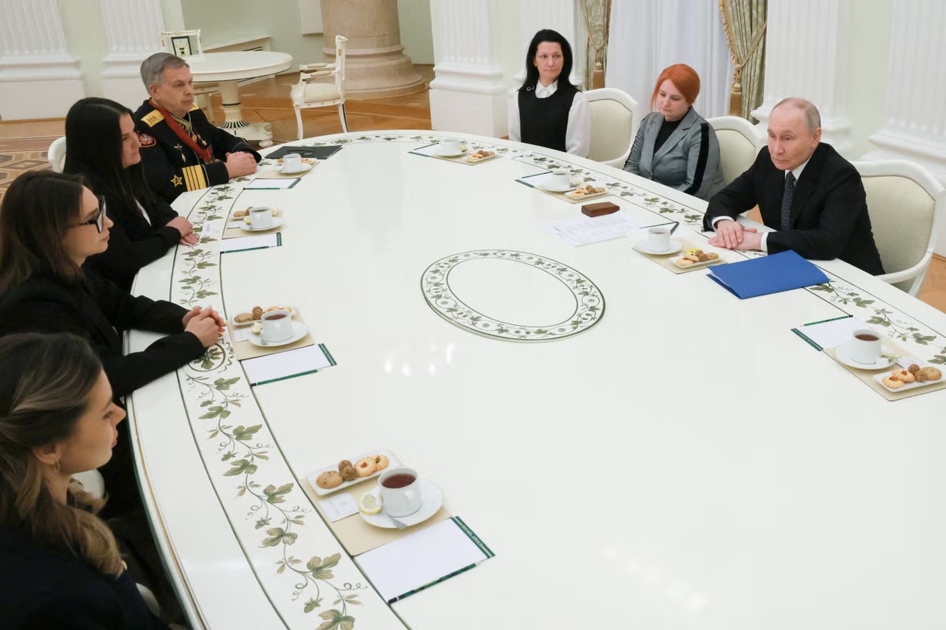 فلاديمير بوتين يحضر اجتماعاً مع أرامل جنود القوات الخاصة الروس بمناسبة يوم المدافعين عن الوطن في موسكو بتاريخ 23 فبراير 2026 (تصوير ميخائيل ميتزل/ تغطية صحافية مشتركة/ أ ف ب عبر غيتي)