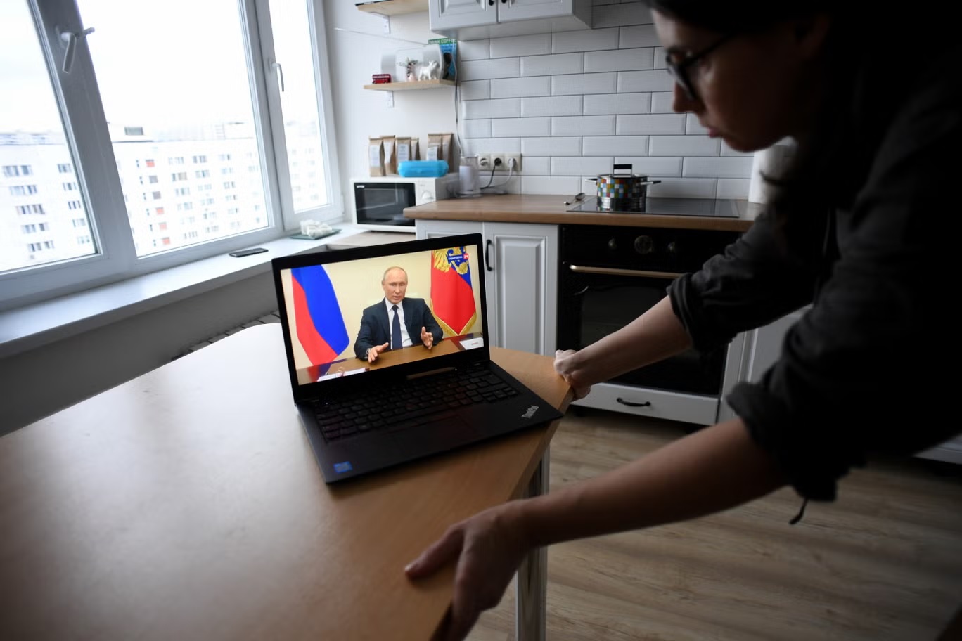 "الوثائقي يتحدث عن كيفية خسارة بلدك عبر عدد لا يحصى من الأعمال الصغيرة المتواطئة" (أ ف ب/غيتي)