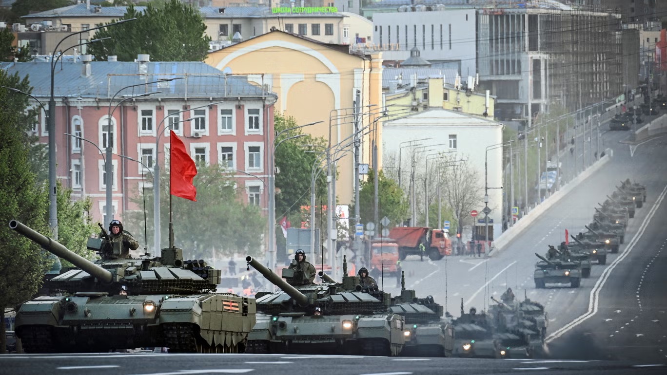 دبابات روسية من طراز "تي-90 أم" تمر عبر وسط موسكو خلال تدريبات عرض يوم النصر الشهير الذي يقام كل مايو لإحياء ذكرى النصر على ألمانيا النازية (أ ف ب/غيتي)