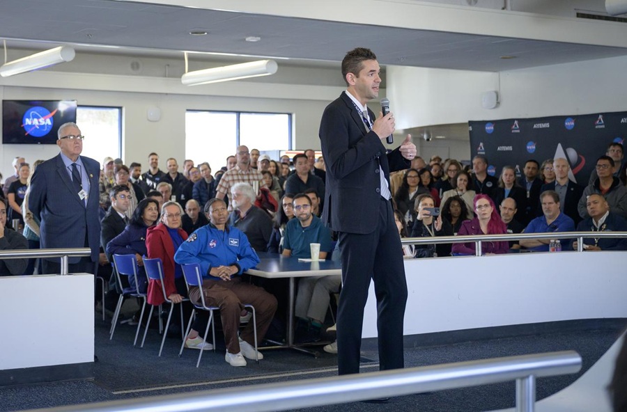 يجيب_مدير_وكالة_ناسا_على_أسئلة_موظفي_مركز_أميس_خلال_فعالية_زيارة_موقع_مركز_الأبحاث_الصورة_من_موقع_ناسا.jpg