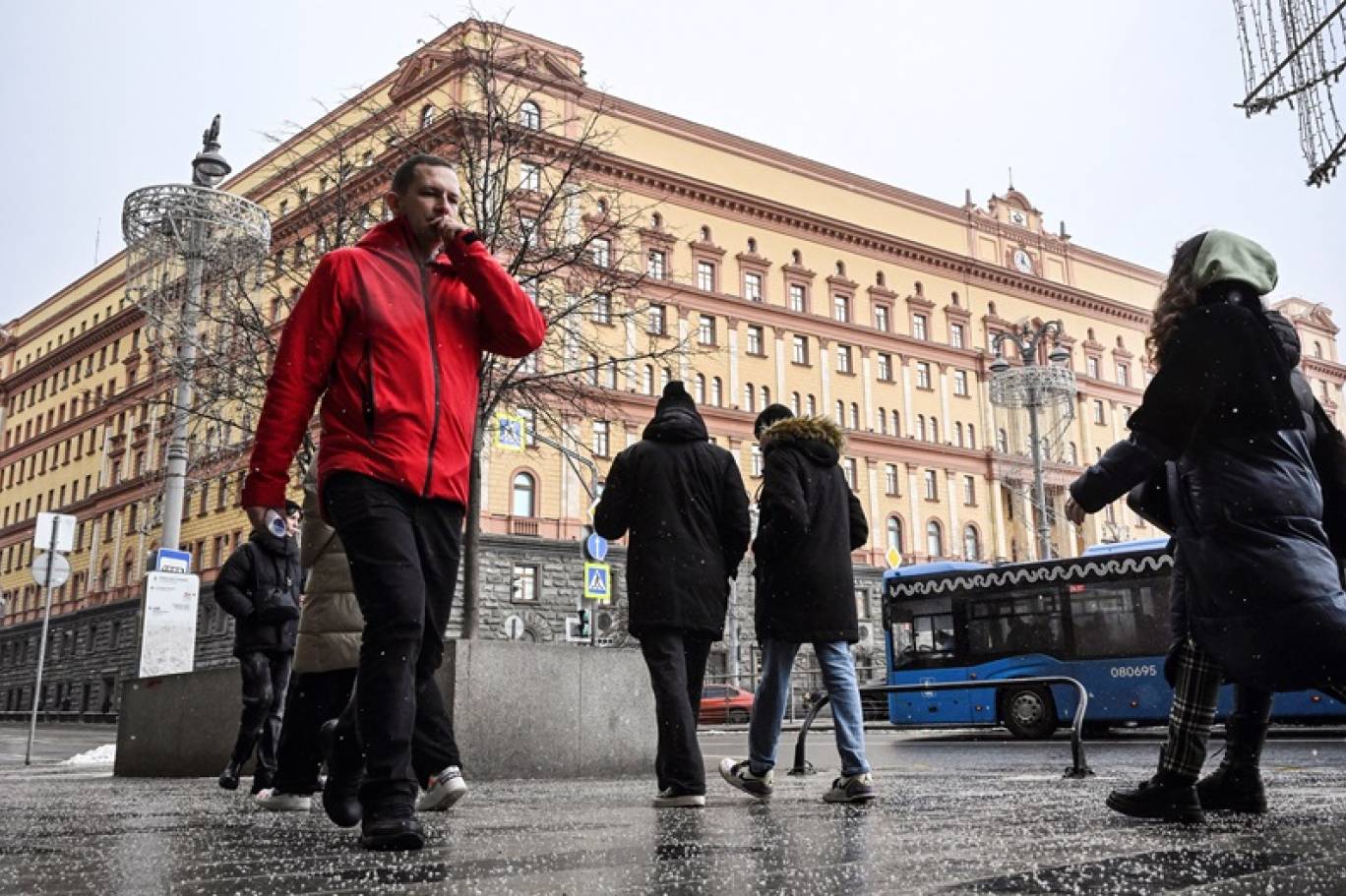 مارة أمام المقر الرئيسي لجهاز ‌الأمن الاتحادي الروسي في موسكو (أ ف ب).jpg