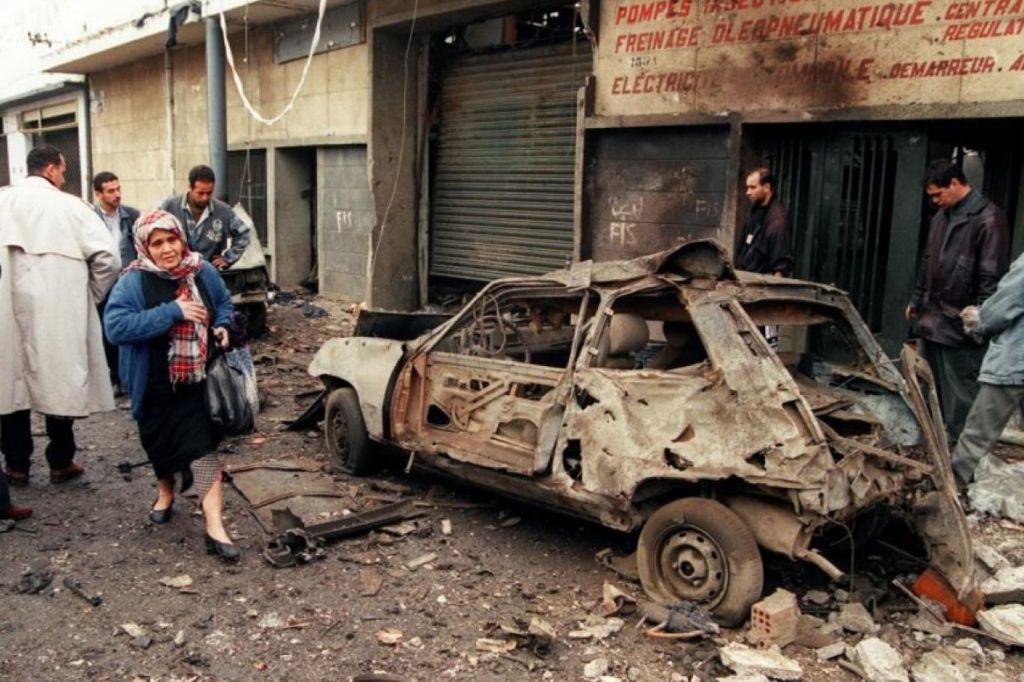 آثار الدمار جراء أحد التفجيرات خلال حقبة _العشرية السوداء_ في الجزائر (مواقع التواصل)  1.jpg