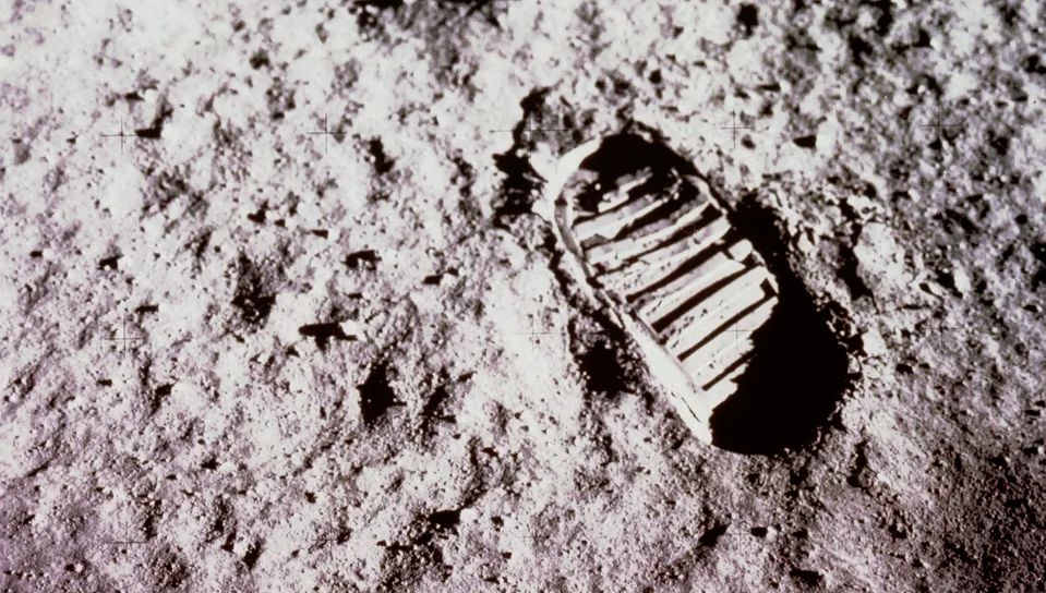 ثر_قدم_على_سطح_القمر_التقطه_باز_ألدرين_رائد_فضاء_أبولو_١١_خلال_أول_هبوط_بشري_على_سطح_القمر_في_٢٠_يوليو_١٩٦٩_مصدر_الصورة_ناسا.png