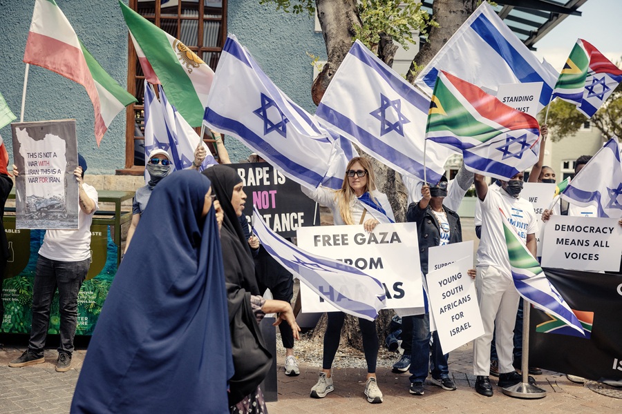 AFP__20260307__A2CE74Z__v1__HighRes__SafricaIranIsraelConflictDemonstration.jpg