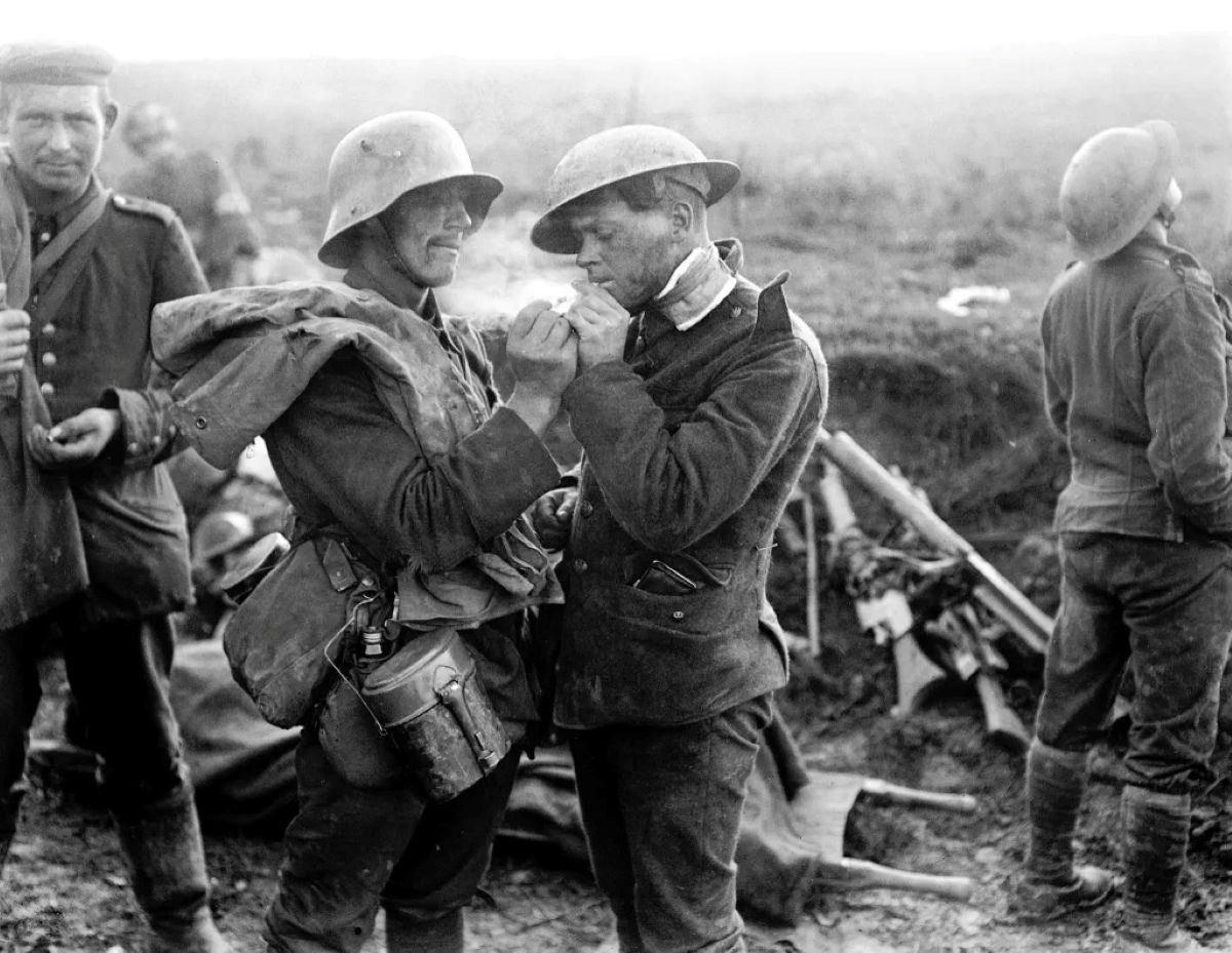 German and British soldiers, 1914.jpg