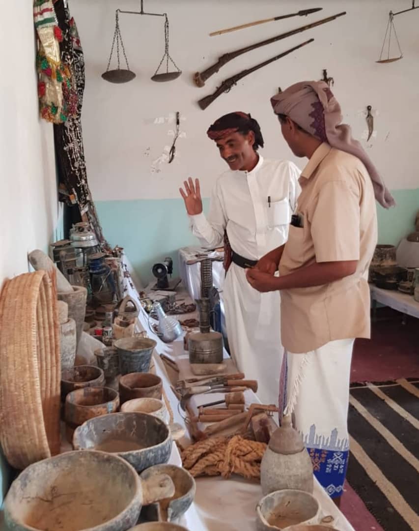 الشاب عبدالعزيز يشرح محتويات المتحف.jpg