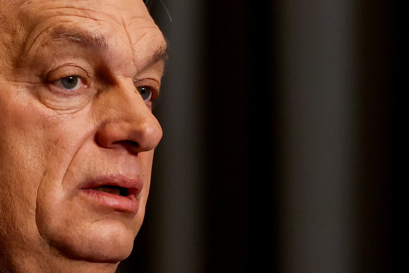 كان أوربان حليفاً مخلصاً لبوتين، لكنه خسر الانتخابات بفارق كبير (رويترز)