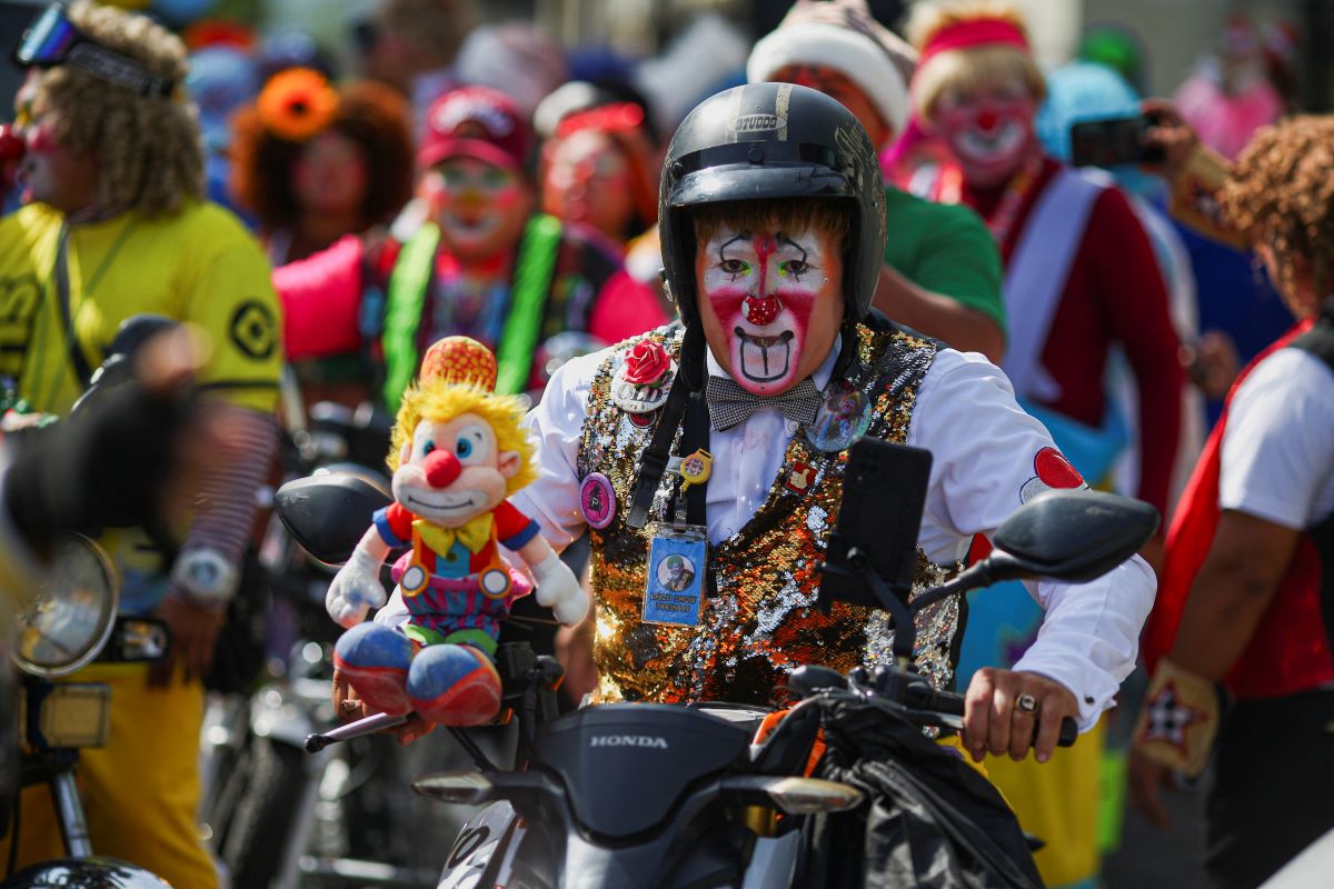 2025-12-03T190442Z_1648709468_RC2X8IAZ04K6_RTRMADP_3_EL-SALVADOR-CLOWN-DAY.JPG