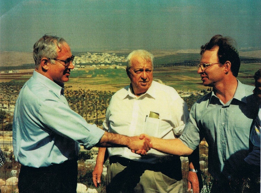 Netanyahu_and_Sharon_at_Elinson.jpg