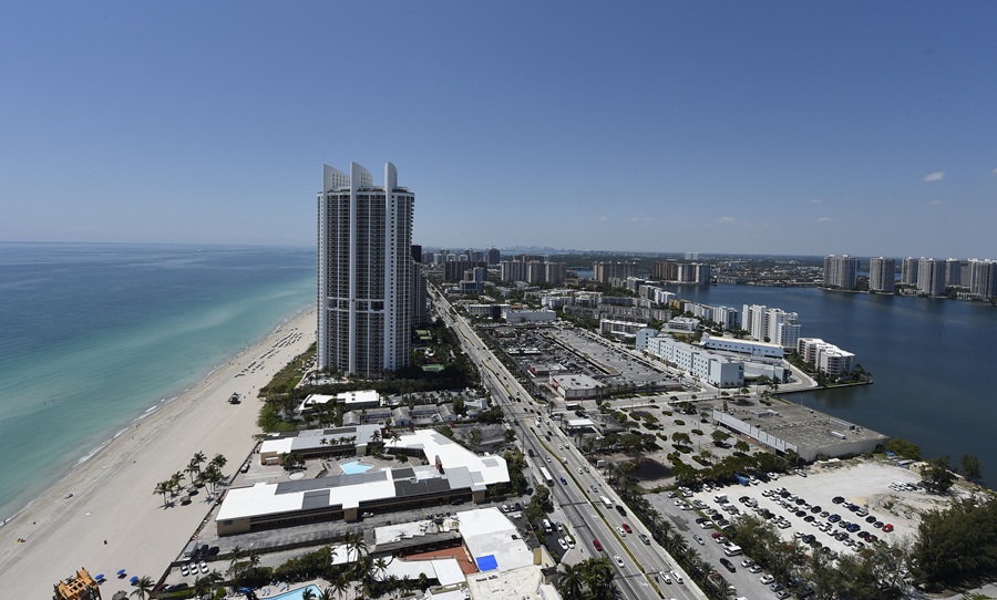 AFP__20170601__OT915__v1__HighRes__HighEndLuxuryHomesAllTheRageInMiami.jpg