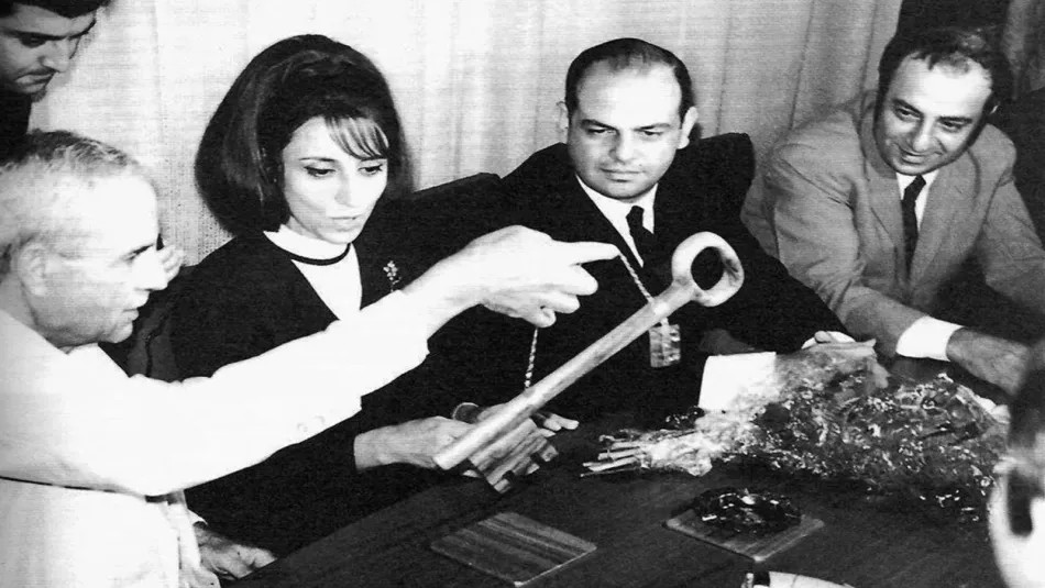 فيروز تتسلم مفتاح القدس العام 1968 ويظهر في يمين الصورة عاصي الرحباني.jpeg