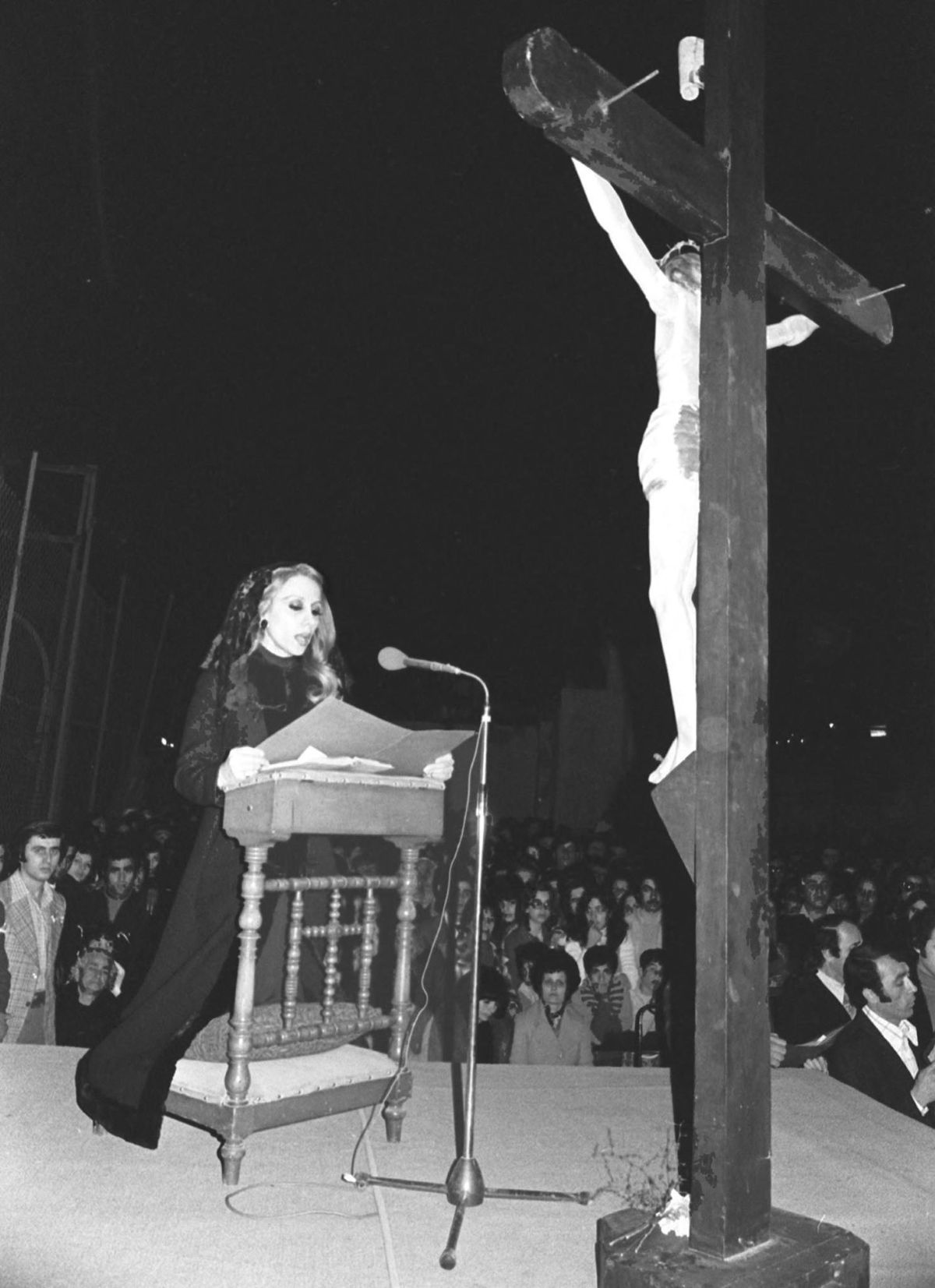 في كنيسة شمال بيروت عام 1975 (أ ف ب).jpg