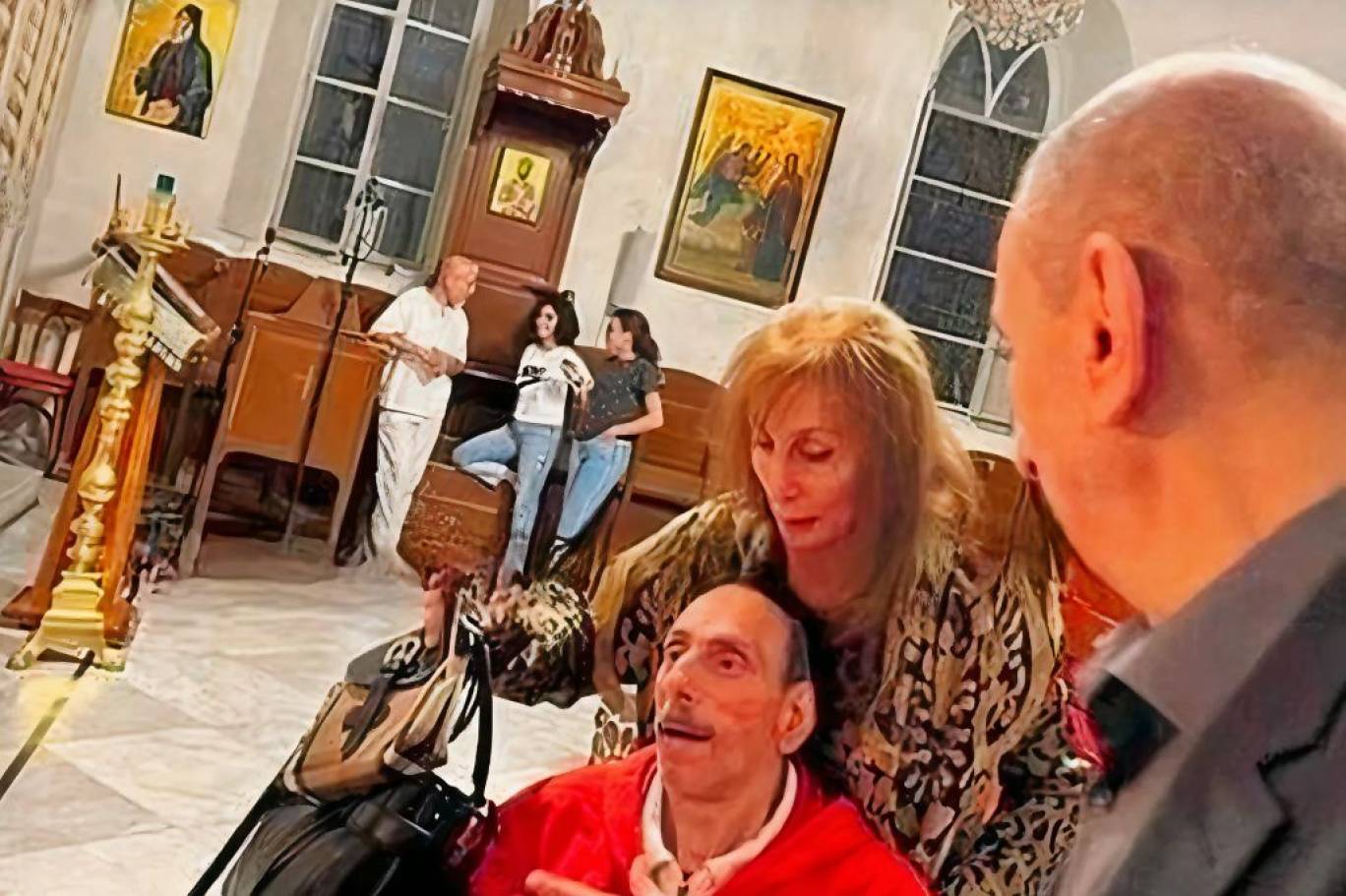 مع ابنها هلي المقعد في صورة نادرة له (وسائل التواصل).jpg