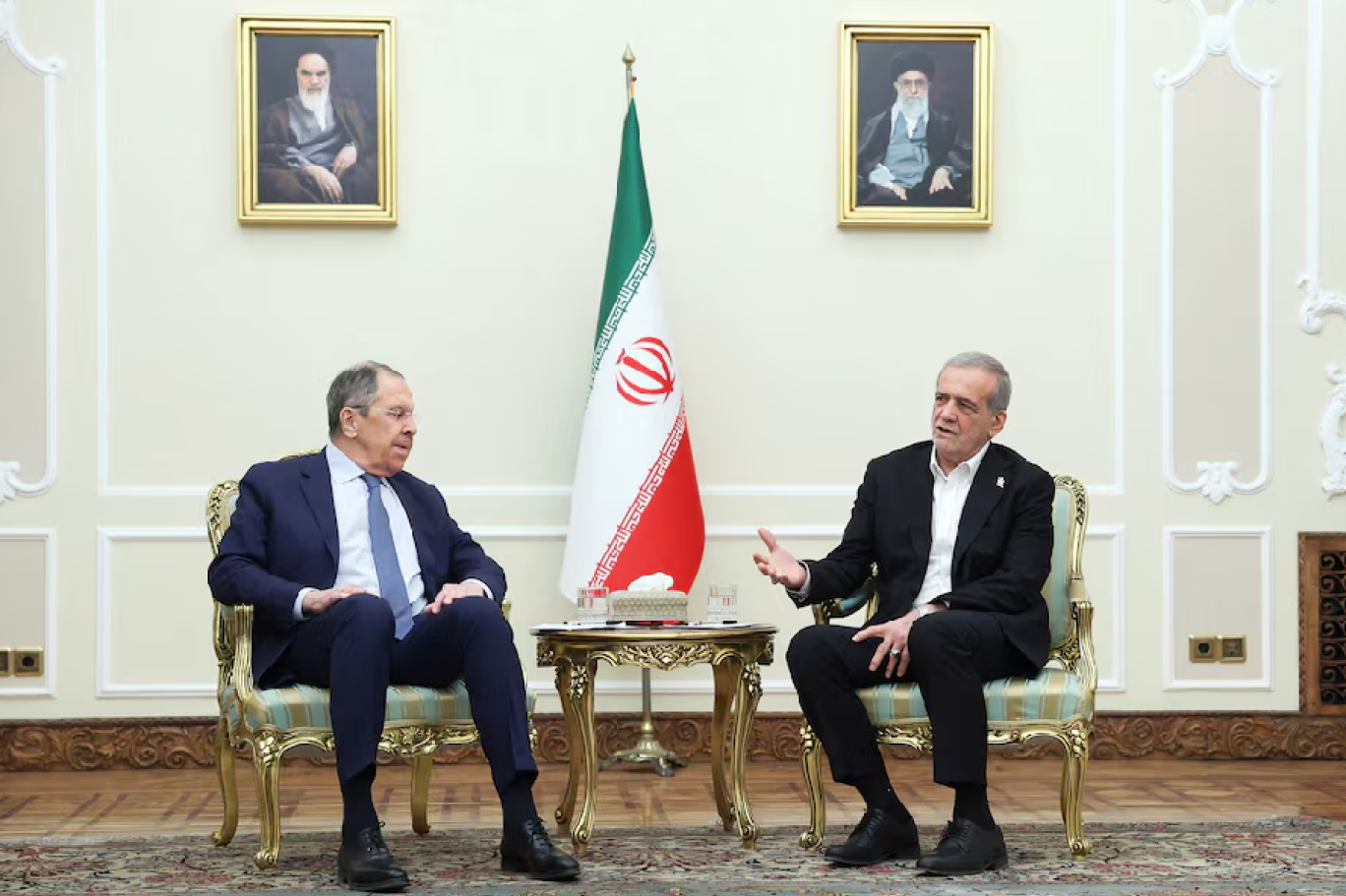 الرئيس الإيراني مسعود بزشكيان (يمين) يلتقي وزير الخارجية الروسي سيرغي لافروف في طهران، 25 فبراير 2025 (رويترز)