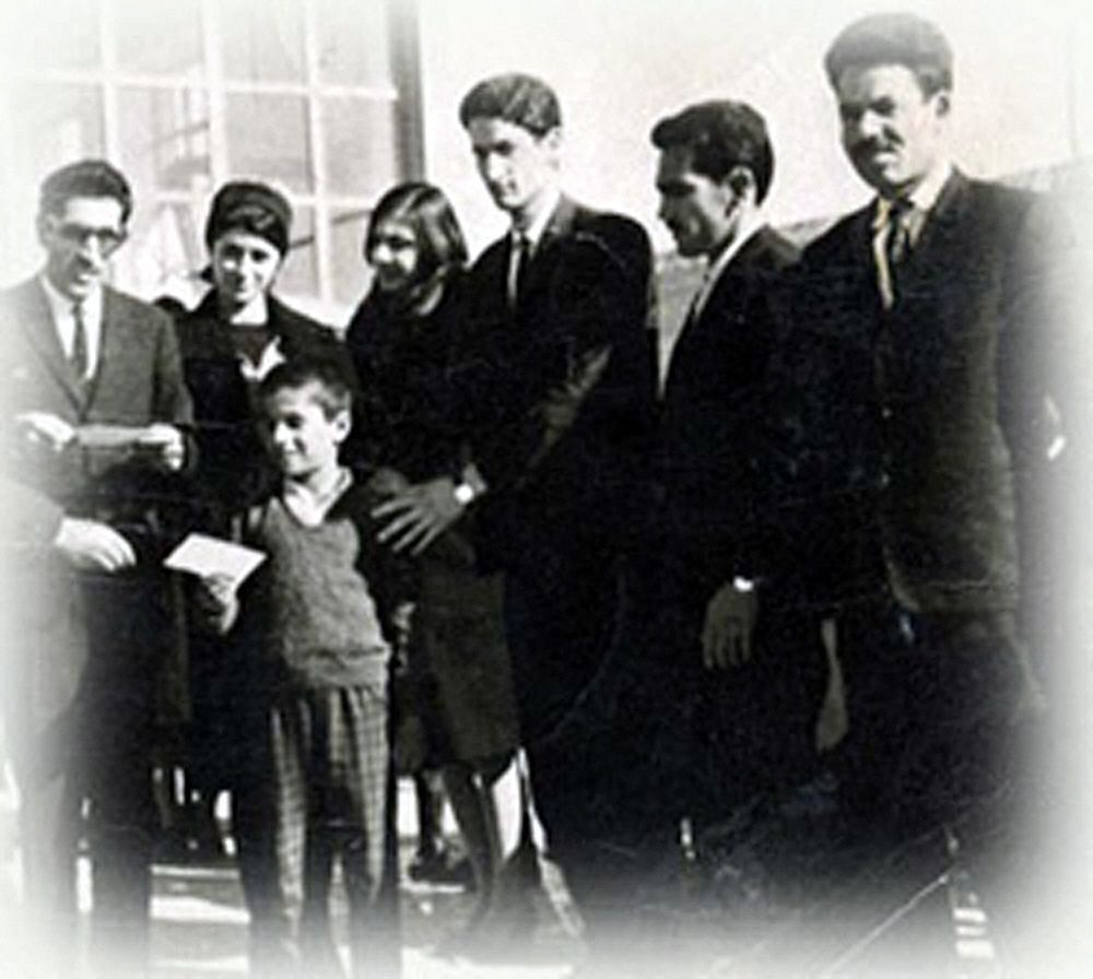 مع عائلته عام 1965 (أ ف ب).jpg