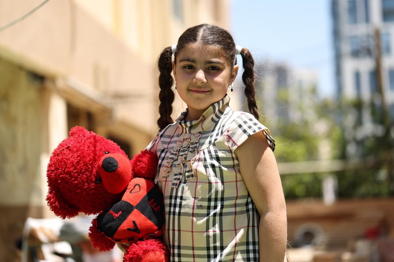 إليسا (6 سنوات) حملت معها دُمية دب أحمر أهداها إياها والدها (منظمة إنقاذ الطفل)