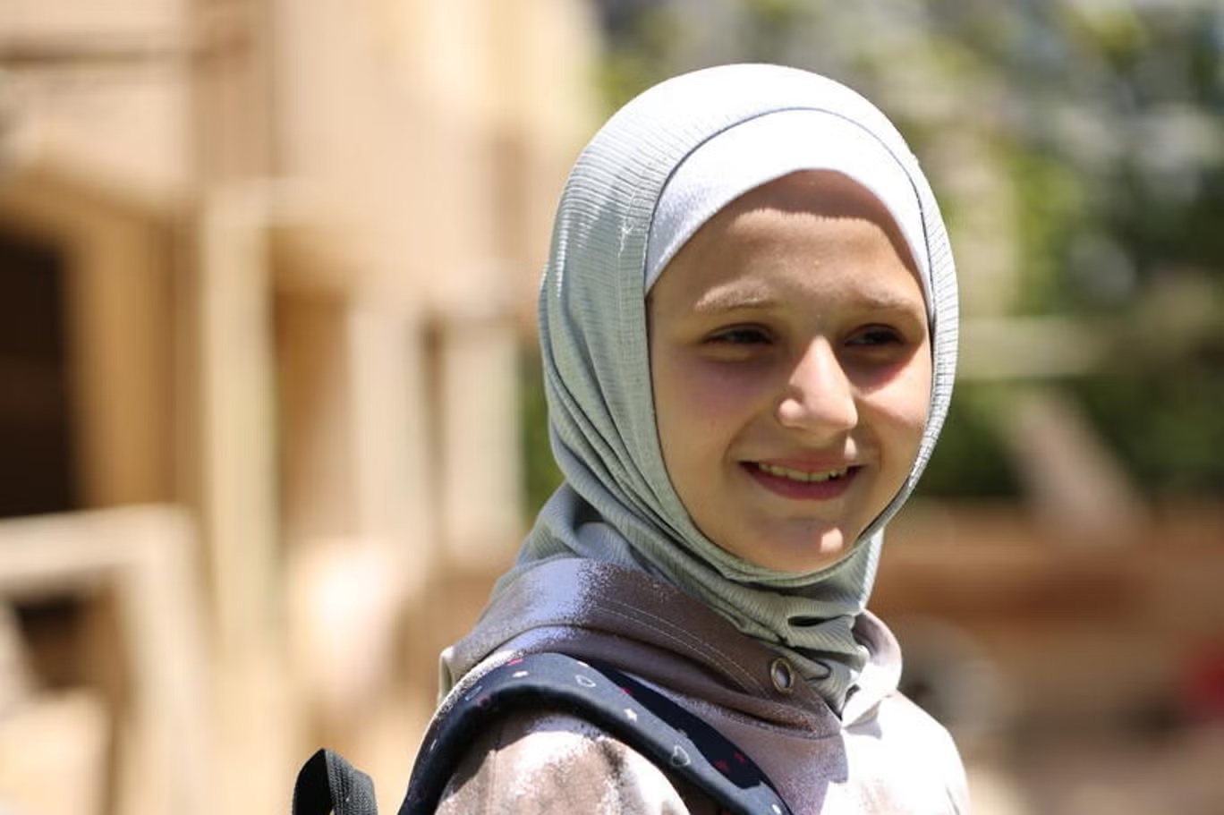 تلقت لين دُمية باربي كهدية من والدتها بمناسبة عيد ميلادها (منظمة إنقاذ الطفل)