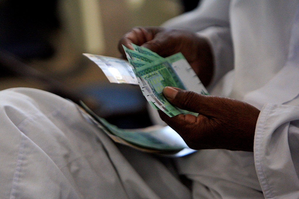 الجنيه السوداني "ثابت على الانهيار"
