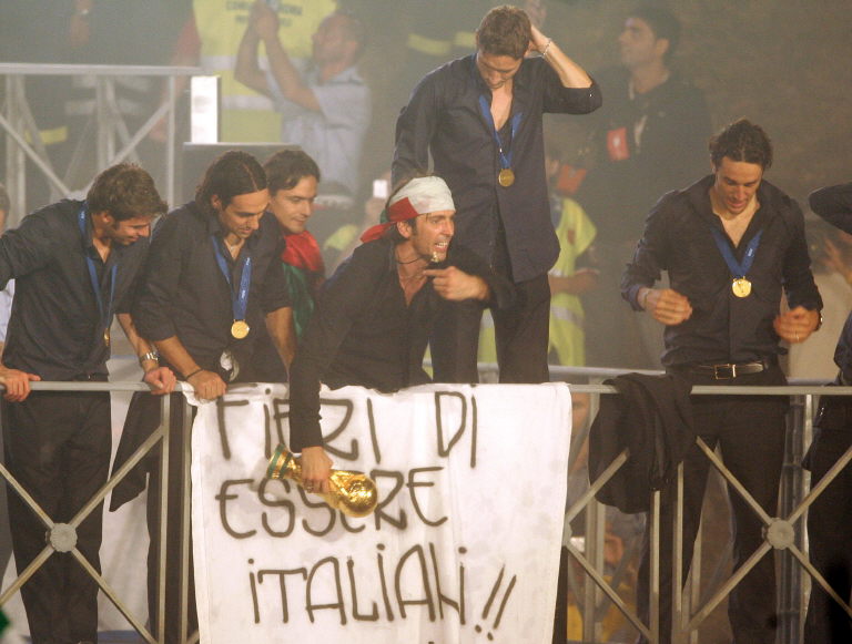 بوفون يحتفل مع نجوم المنتخب الإيطالي بلقب كأس العالم 2006 (أ ف ب).jpg
