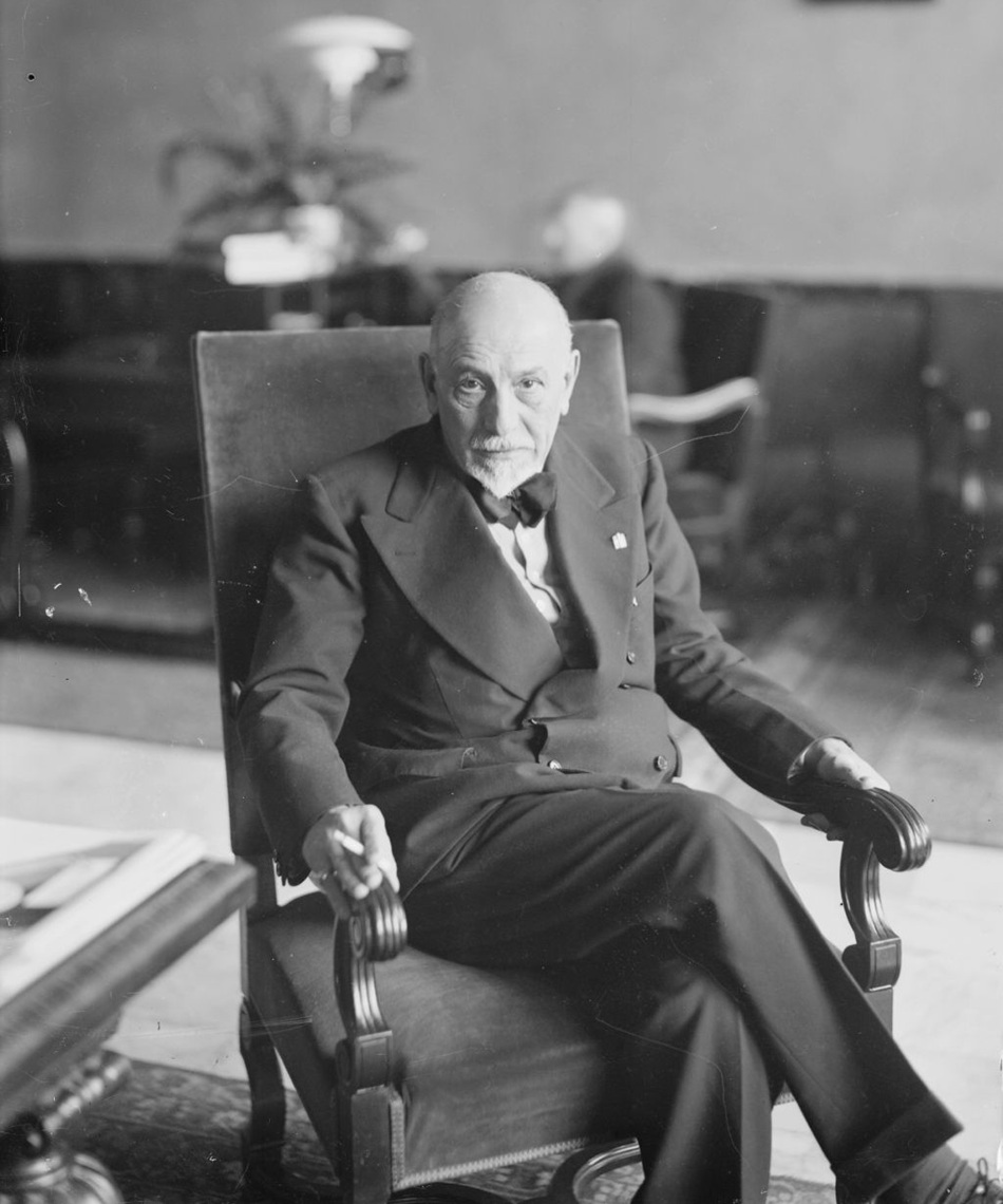 Luigi-Pirandello-1933.jpg