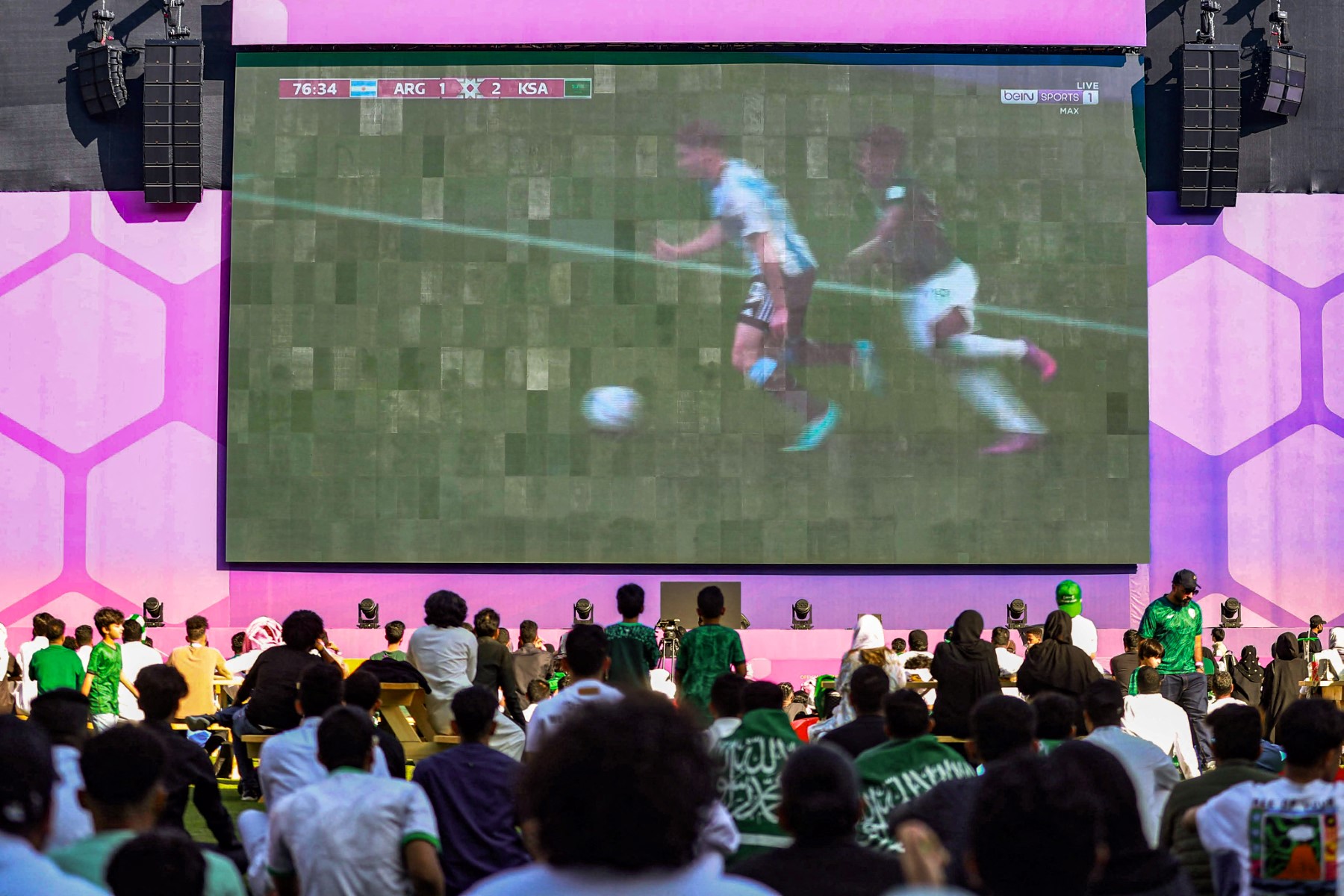 AFP__20221122__32QF4PC__v3__MidRes__SaudiFblWc2022Fans.jpg