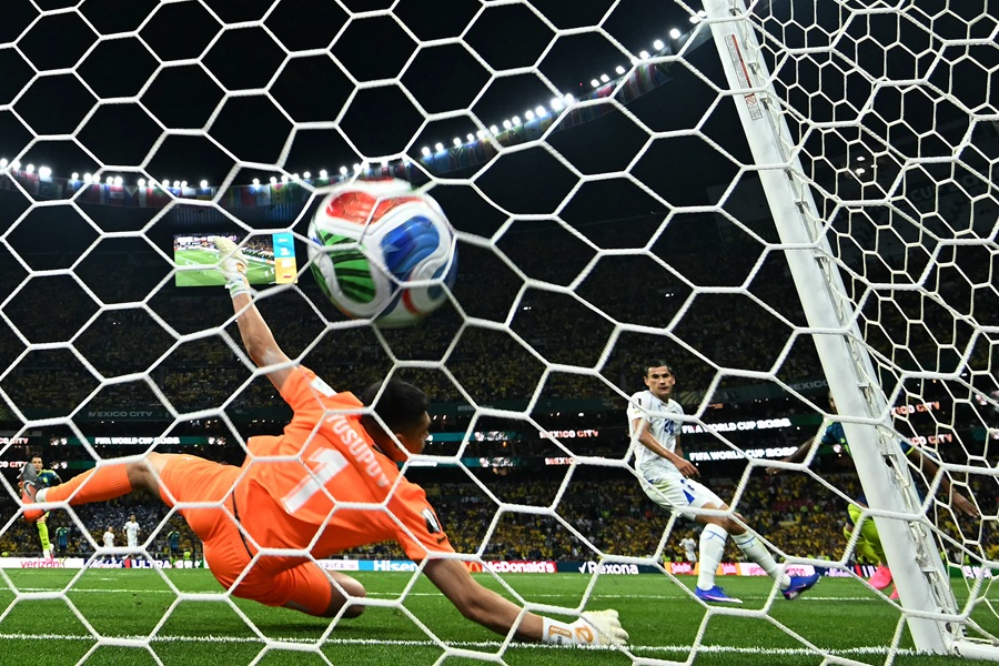 AFP__20260618__B7GM3QL__v3__HighRes__FblWc2026Match24UzbCol.jpg