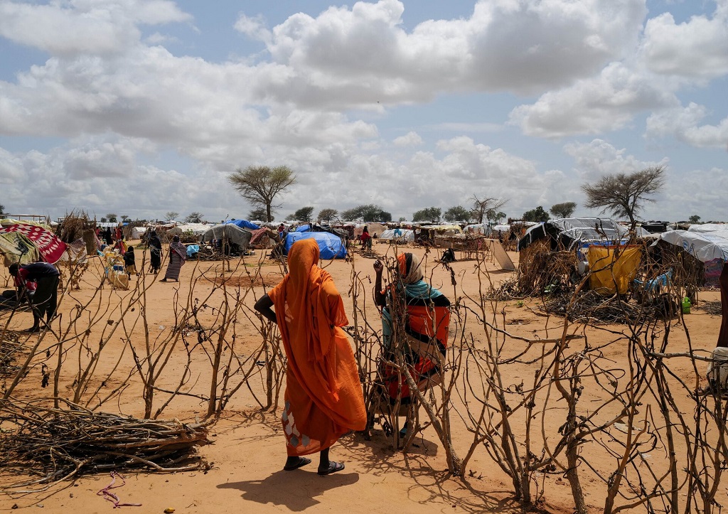كثير من السودانيين واجهوا أوضاعاً معيشية صعبة (رويترز)​​​​​​​.jpg