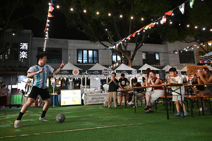 AFP__20260612__B6VW9ZQ__v1__HighRes__ChinaFblWc2026Fans.jpg
